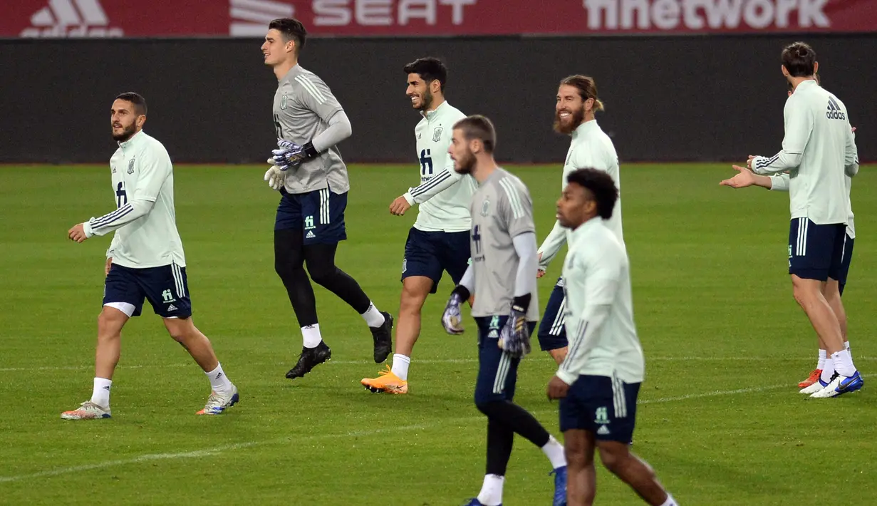 Pemain Timnas Spanyol saat mengikuti sesi latihan jelang menghadapi Jerman pada laga lanjutan Grup 4 UEFA Nations League di Stadion De La Cartuja, Selasa (17/11/2020). Spanyol akan berhadapan dengan Jerman. (AFP/Cristina Quicler)