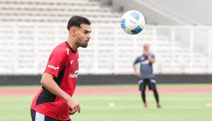 Jens Raven saat mengikuti latihan bersama Timnas Indonesia U-22 di Stadion Madya, Senayan, Jakarta, Rabu (26/11/2025).