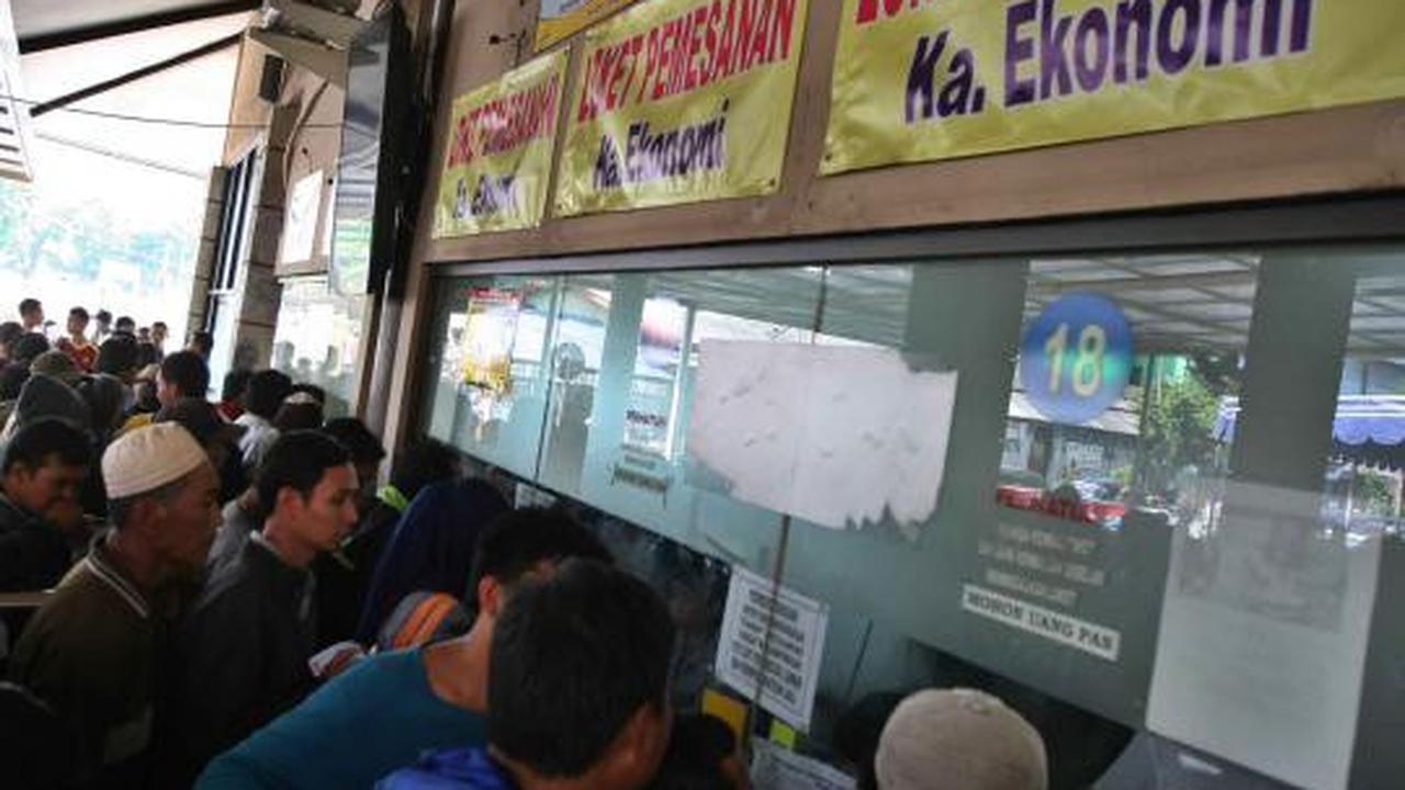 Calon pemudik rela antre tiket sejak pukul 4 pagi