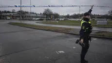Seorang petugas mengangkat garis penjagaan polisi di luar pusat pendidikan orang dewasa Campus Risbergska di Orebro, Swedia, pada 5 Februari 2025. (Jonathan NACKSTRAND/AFP)