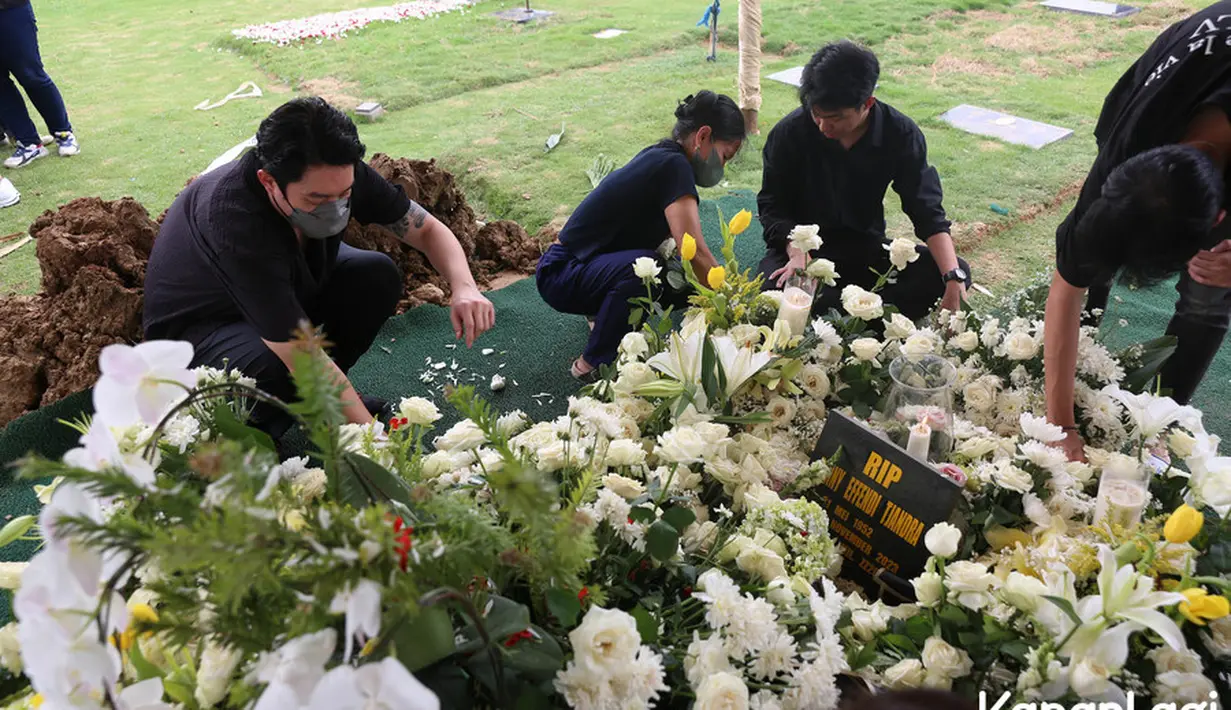 "Dan minta doanya juga buat keluarga kami agar diberikan ketabahan kesabaran untuk melalui semua ini. Yang pasti, kami tahu bahwa sekarang papah bersama Tuhan Yesus dan sekarang papa dalam keadaan sangat sangat baik," tambah Edric Tjandra. [KapanLagi.com/Budy Santoso]