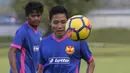 Gelandang Selangor FA, Evan Dimas, mengontrol bola saat latihan di Lapangan SUK, Selangor, Sabtu (3/2/2018). Selangor FA bersiap jelang laga perdana Liga Super Malaysia melawan Kuala Lumpur FA. (Bola.com/Vitalis Yogi Trisna)