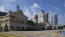 Jalan di depan Dataran Merdeka, yang dikenal sebagai Lapangan Kemerdekaan, kosong selama hari pertama Perintah Kontrol Gerakan Penuh (MCO) di Kuala Lumpur, Malaysia, Selasa (1/6/2021). Mal dan sebagian besar bisnis di Malaysia tutup pada Selasa karena negara itu memulai penguncian total kedua . (AP