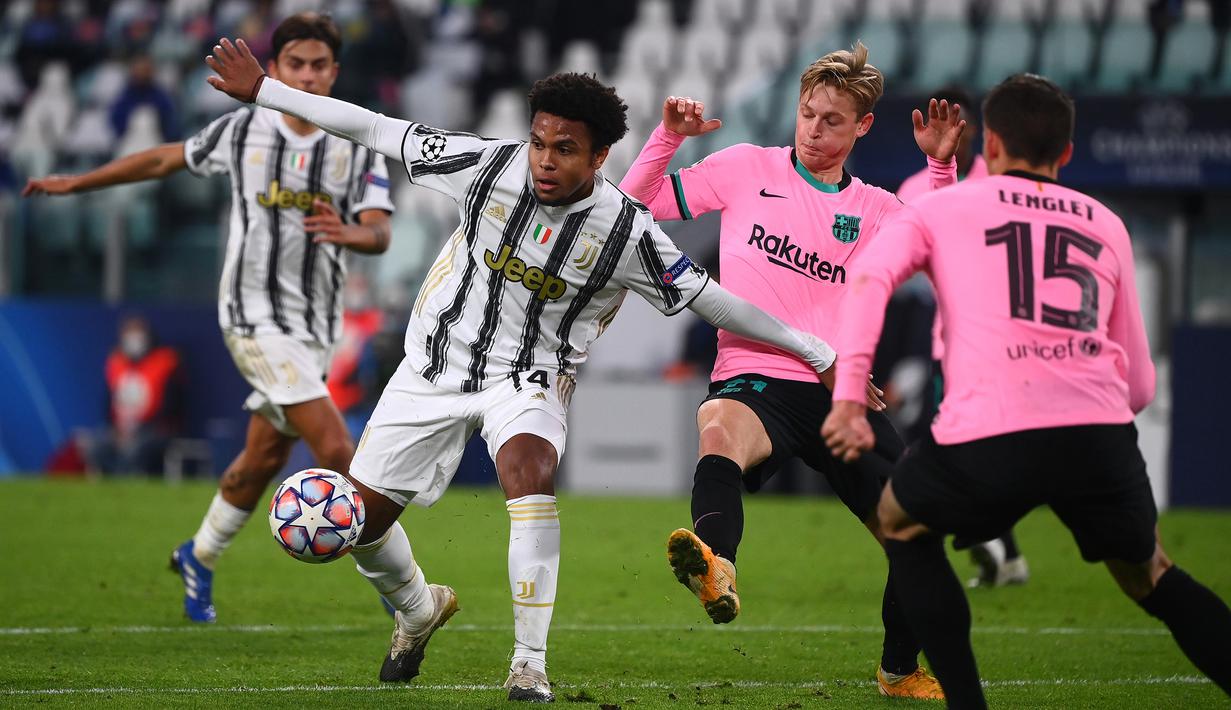 Gelandang Barcelona, Frenkie De Jong, berebut bola dengan gelandang Juventus, Weston McKennie, pada laga lanjutan Liga Champions 2020/2021 di Allianz Stadium, Kamis (29/10/2020) dini hari WIB. Barcelona menang 2-0 atas Juventus. (AFP/Marco Bertorello)
