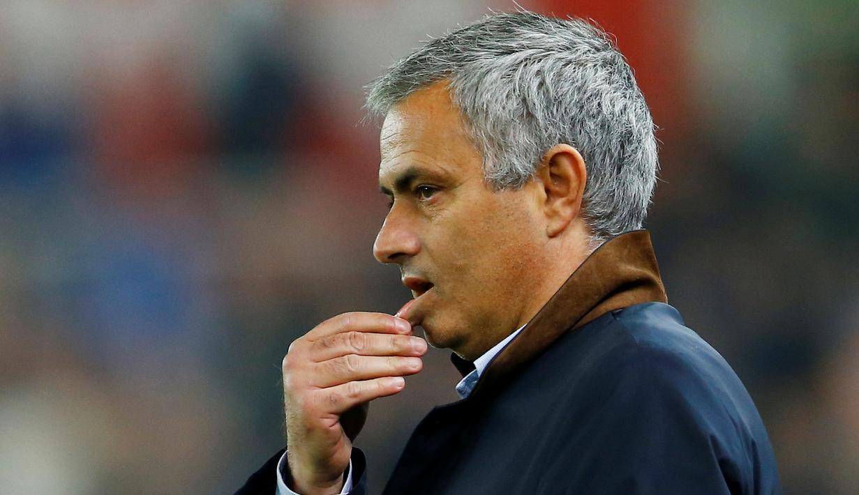 Raut muka kekecewaan manajer Chelsea, Jose Mourinho, setelah timnya kalah melawan Stoke City dalam laga Piala Liga di Stadion Britannia, Inggris, (27/10/2015). (Reuters/Darren Staples)