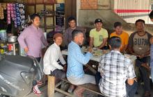 Waspada Informasi Hoaks, Personel Polri Door to Door ke Warung-Warung