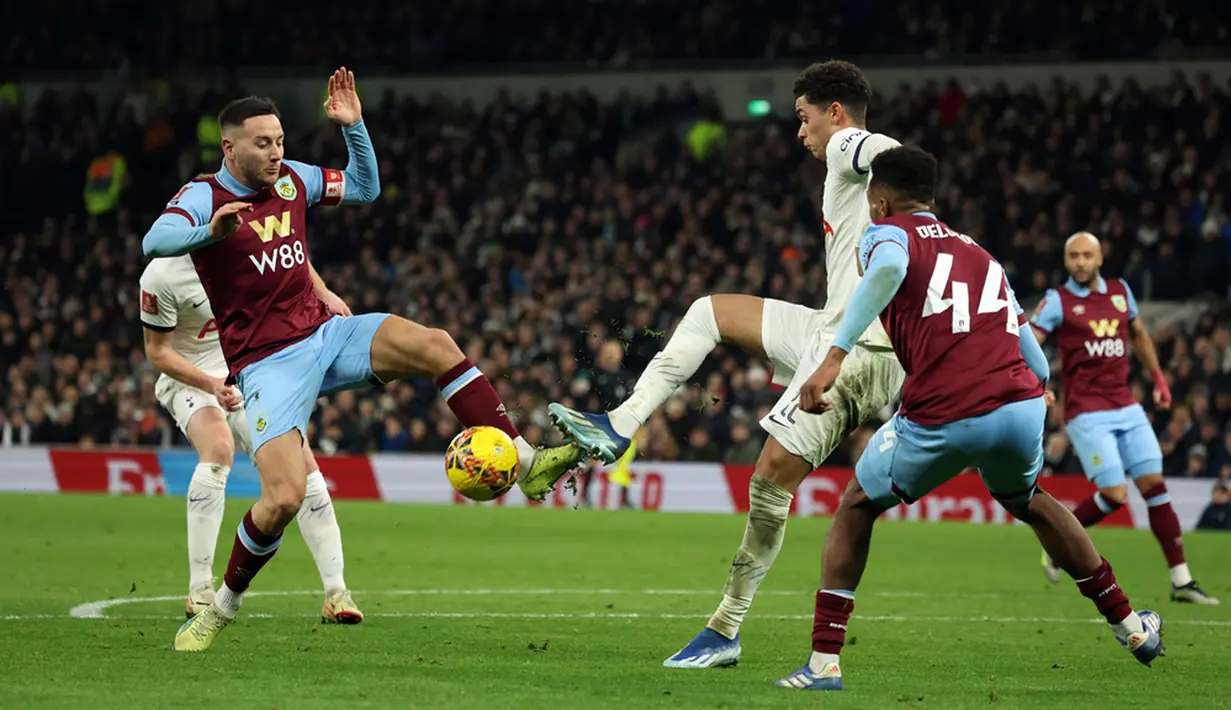 <p>Tottenham Hotspur sukses mengalahkan Burnley dengan skor 1-0 dalam laga putaran ketiga Piala FA 2023/2024. (AP Photo/Ian Walton)</p>