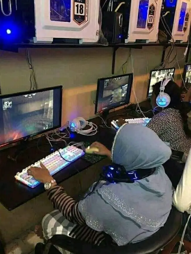 6 Aksi Kocak Emak-emak Main Game di Warnet Ini Bikin Geleng Kepala