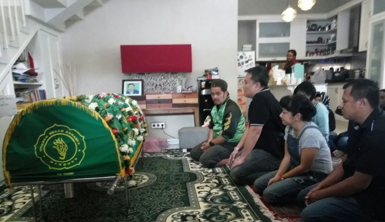 Setelah menunaikan ibadah sholat Jumat, jenazah Oon pun disholatkan oleh keluarga, tetangga dan para jamaah sholat Jumat. (Deki Prayoga/Bintang.com)