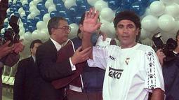 Pemain Real Madrid, Hugo Sanchez (kanan), melambaikan tangan ke penonton sebelum pertandingan persahabatan melawan Paris-Saint Germain yang berlangsung di Santiago Barnabeu stadium, 29 Mei 1997. Hugo Sanchez menjadi pemain kelima dalam daftar lima besar pencetak gol terbanyak Liga Spanyol sepanjang masa. Sanchez yang bermain untuk Real Madrid pada 1985 hingga 1992 telah meraih empat gelar Pichichi atau top skor La Liga dengan torehan 234 gol. (AFP/Dominique Faget)