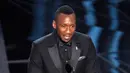 Mahershala Ali memberikan pidato kemenangan di atas podium Academy Awards ke-89 di Los Angeles, Minggu (26/2). Kemenangan ini juga membuat Mahershala Ali sebagai aktor hitam kelima yang menang Aktor Pendukung Oscar. (Photo by Chris Pizzello/Invision/AP)