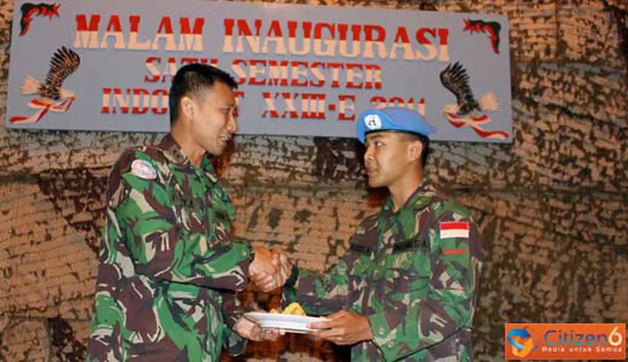Citizen6, Lebanon: Potongan nasi tumpeng yang pertama diberikan kepada prajurit Indobatt termuda atasnama Prada Bagus Kristiawan. (Pengirim: Badarudin Bakri Badar)