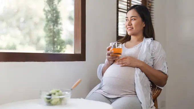 keluarga januari ibu hamil menyiapkan makanan