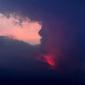 Gambar eksposur panjang ini menunjukkan letusan gunung berapi Sakurajima Minggu 23 Juli w0ww malam dalam pemandangan dari Kota Tarumizu, yang berada di Prefektur Kagoshima selatan Jepang. (AP)