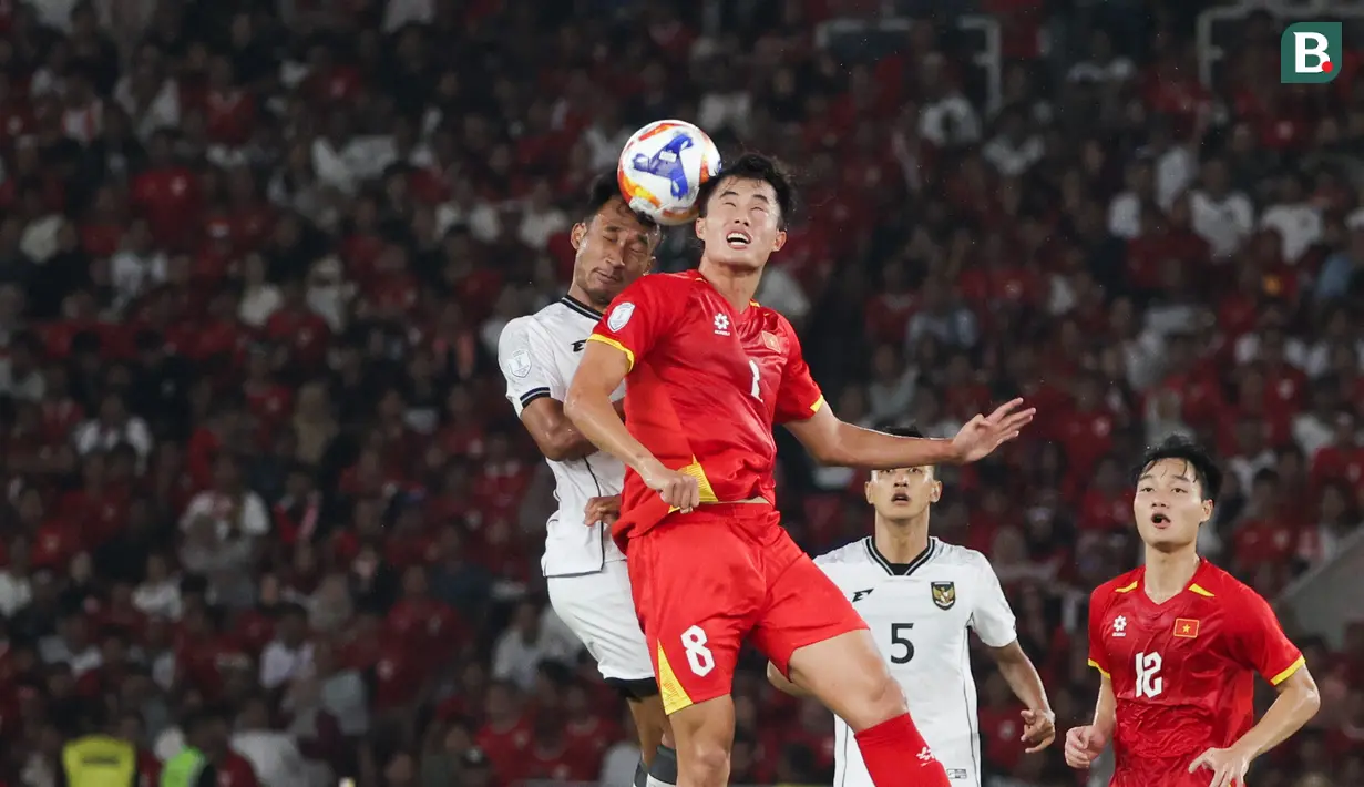 Pemain Timnas Indonesia U-23, Robi Darwis (kiri) berduel di udara dengan pemain Vietnam, Van Truong Nguyen (kanan) pada final Piala AFF U-23 2025 antara Indonesia U-23 vs Vietnam yang berlansung di Stadion Utama Gelora Bung Karno, Selasa (29/7/2025) malam WIB.