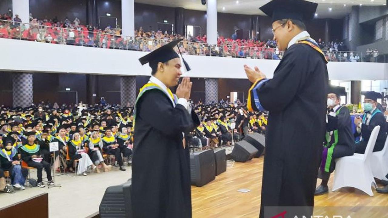 Rektor ULM Prof Sutarto Hadi mengukuhkan ulusan terbaik. Foto: Antara