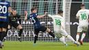 Pada menit ke-8 Sassuolo mencetak gol pertamanya. Gol dicetak Giacomo Raspadori lewat sepakan keras kaki kanan usai menerima umpan Domenico Berardi. Bola bersarang usai melewati sela-sela kaki Samir Handanovic. (AP/Antonio Calanni)