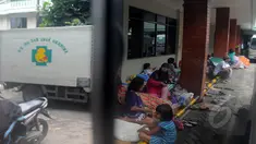 Guyuran hujan deras membuat warga Rw 01 Kampung Pulo Jatinegara warga mengungsi di pelataran RS Hermina, Jakarta, Selasa (10/2/2015). (Liputan6.com/Herman Zakharia)