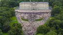 Warga memadati Palace Square di Oslo, tempat lilin dan bunga diletakkan setelah pengumuman wafatnya Raja Harald V di Oslo, Norwegia, Jumat, 28 Agustus 2026. (AFP/ NTB/ Cornelius Poppe)