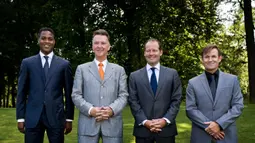 Asisten pelatih Patrick Kluivert Patrick Kluivert (kiri), pelatih kepala Louis van Gaal (tengah kiri), asisten pelatih Danny Blind (kedua kanan), dan pelatih kiper Frans Hoek berfoto bersama setelah presentasi pelatih baru Timnas Belanda di Zeist, Inggris, 10 Agustus 2012. (AFP/ANP/Koen van Weel)