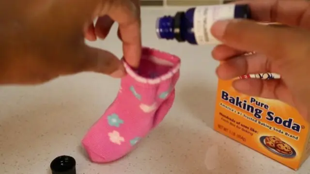 Pakai Baking Soda, Cara Ini Musnahkan Bau Tak Enak di Sepatumu
