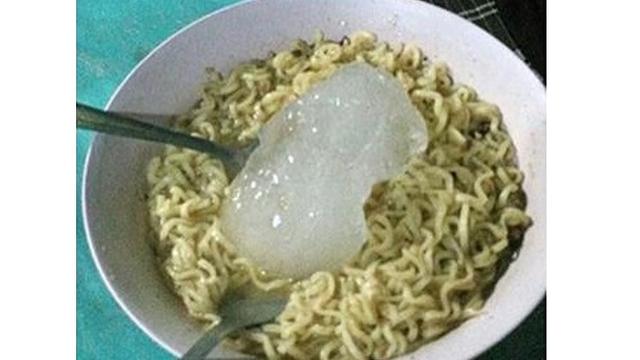 6 Kelakuan Kocak Agar Makanan Cepat Dingin Ini Bikin Tepuk Jidat
