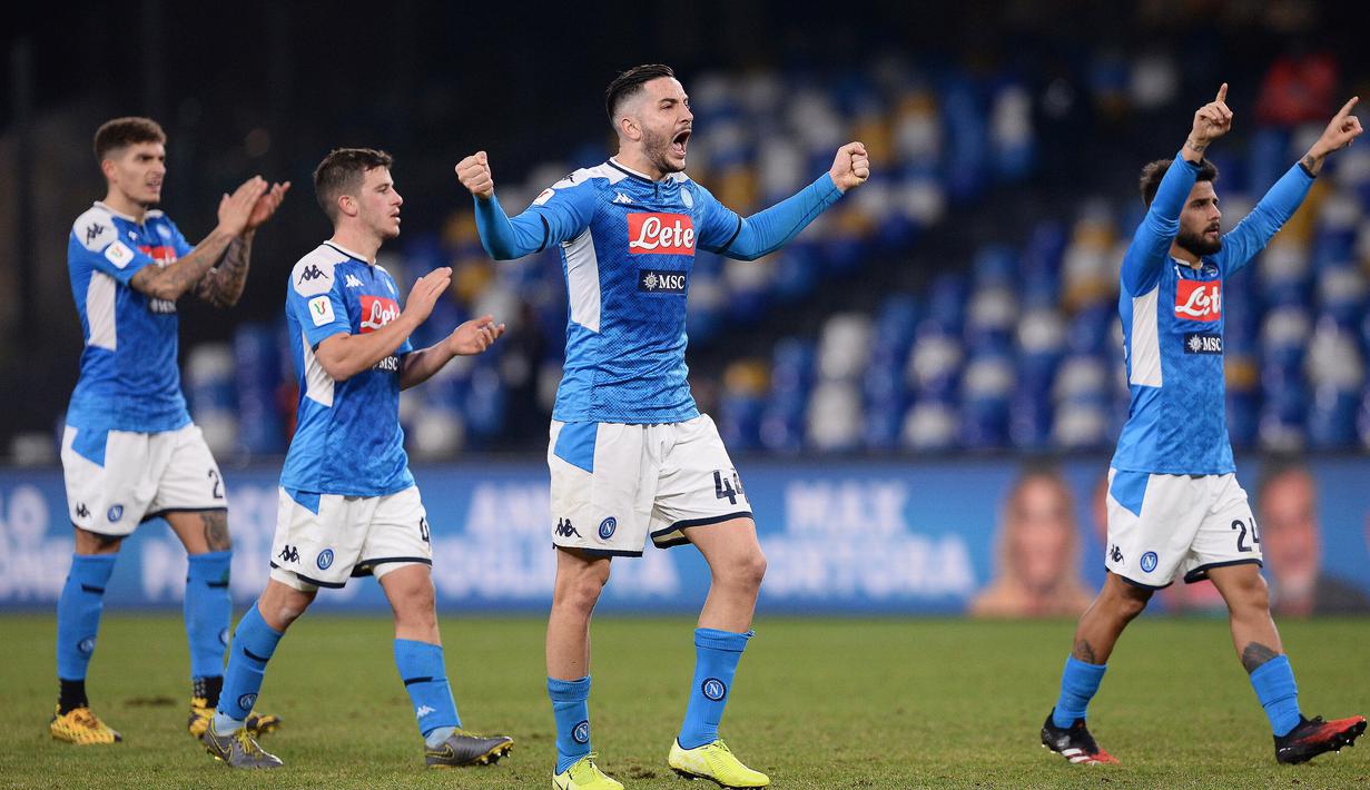 Pemain Napoli Konstantinos Manolas (tengah) dan rekan-rekan setimnya merayakan kemenangan atas Lazio pada perempat final Coppa Italia di Stadion San Paolo, Napoli, Italia, Selasa (21/1/2020). Napoli sukses melaju ke semifinaL Coppa Italia setelah mengalahkan Lazio 1-0. (LaPresse via AP)