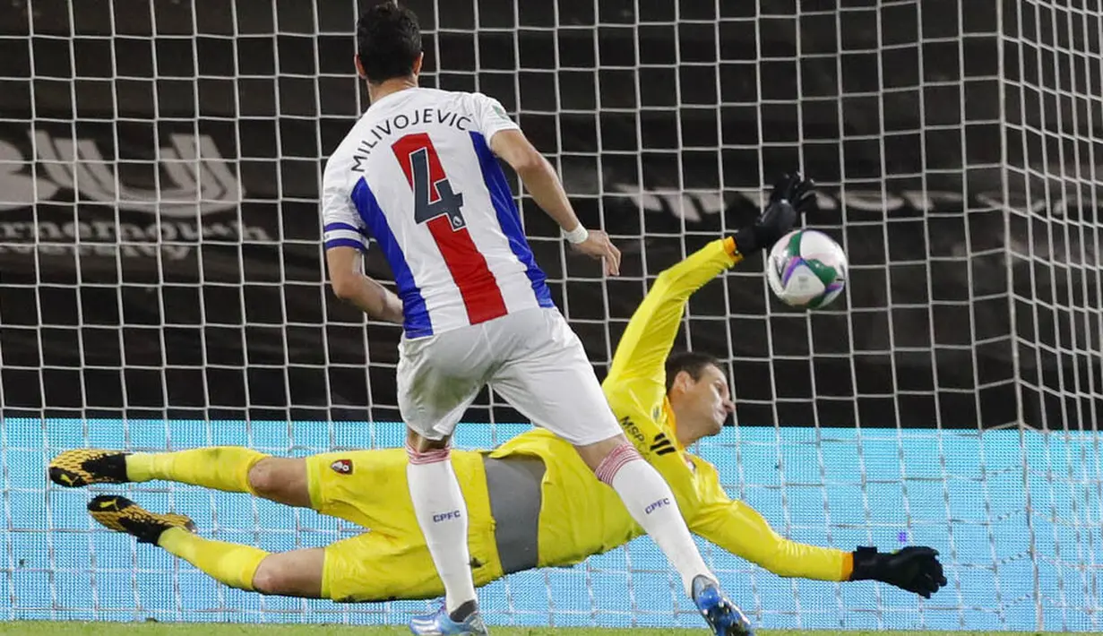 Kiper Bournemouth, Asmir Begovic, mengagalkan tendangan pemain Crystal Palace, Luka Milivojevic, pada laga Piala Liga Inggris di Stadion Dean Court, Rabu (16/9/2020). Bournemouth menang lewat adu penalti dengan skor 11-10. (AP Photo/Kirsty Wigglesworth, Pool)