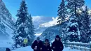 Bunga Zainal dan keluarga juga tampak stylish berlibur musim dingin. [Foto: Instagram/ Bunga Zainal]