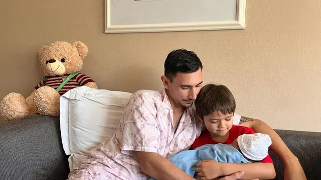 Vincent Verhaag bersama El Barack Alexander dan putra kandungnya dengan Jessica Iskandar. (Instagram @alexanderbarackel)