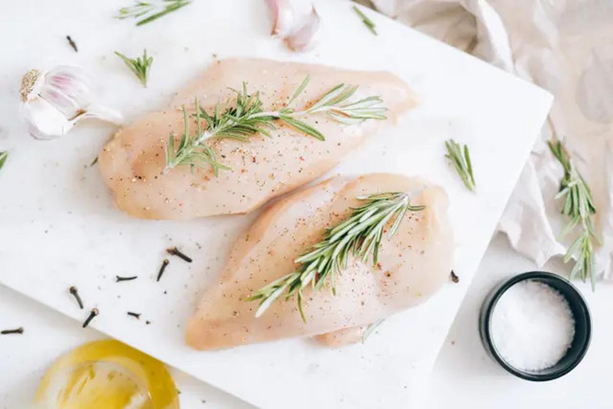 Rahasia Mencairkan Daging Ayam Beku Tanpa Air dan Microwave