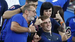 Antoine Griezmann berfoto bersama keluarganya usai timnya menang melawan Jerman 2-0 pada semi-final Piala Eropa 2016 di Stade Velodrome, Marseille (7/7/2016). (REUTERS/Christian Hartmann)