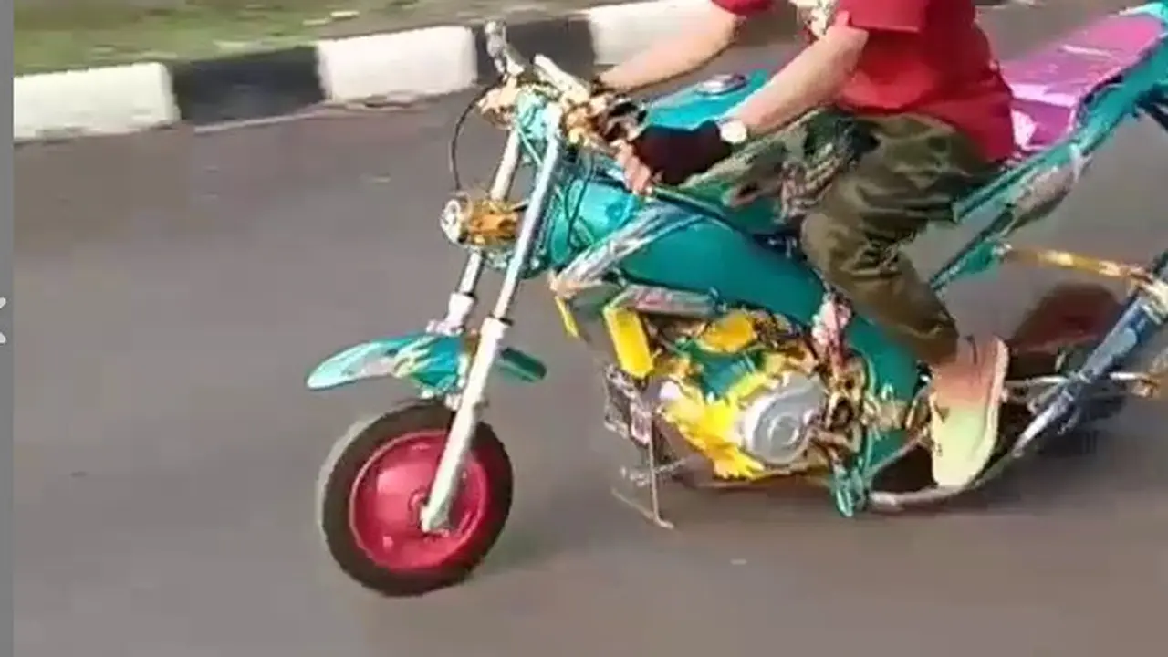 Terlihat motor yang telah mendapatkan modifikasi menggunakan ban angkong atau ban kecil yang digunakan untuk gerobak pasir.