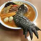 'Godzilla Ramen' terbuat dari kaki buaya rebus. (Sumber: Facebook/Witch Cat)