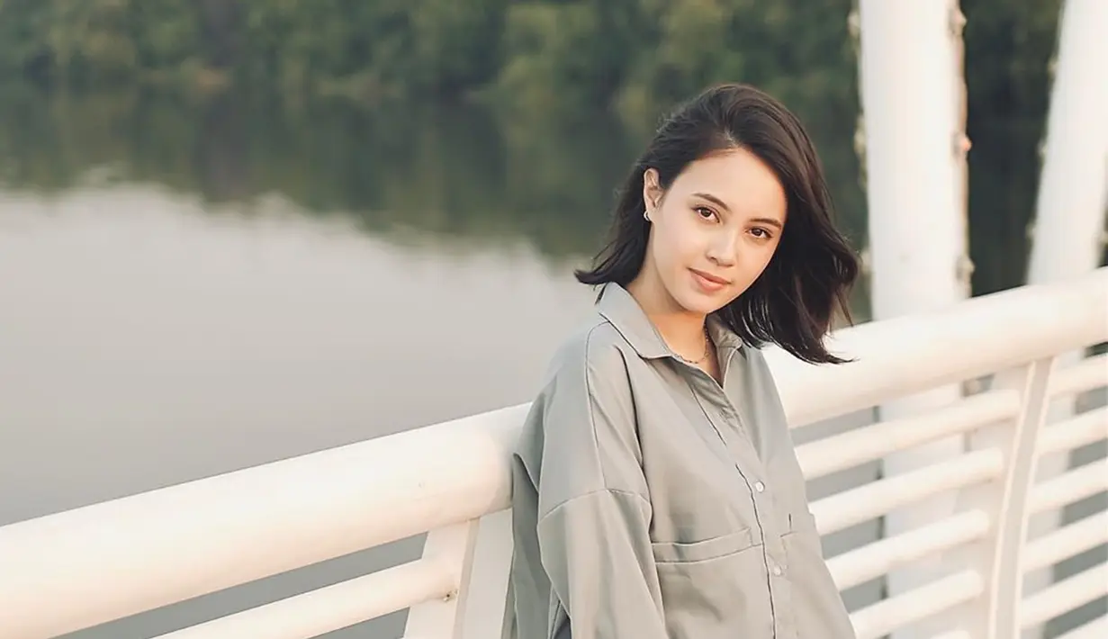 Tampil dengan gaya rambut pendek, pemeran Mia dalam film 'Yowis Ben 2' ini nampak semakin fresh dan menawan. Banyak warganet yang menyebutnya terlihat bak masih berusia 20-an. (Liputan6.com/IG/anggikabolsterli)