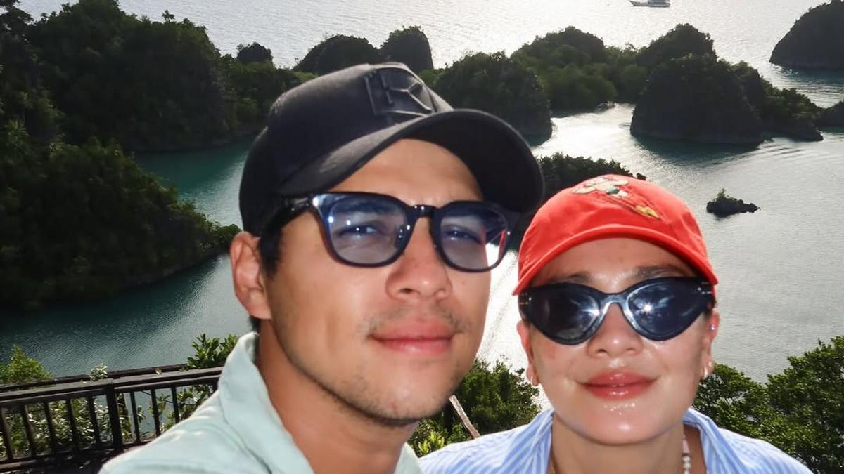 Luna Maya dan Maxime Bouttier Pamer Gaya Resort Wear Kompak Saat Liburan di Raja Ampat