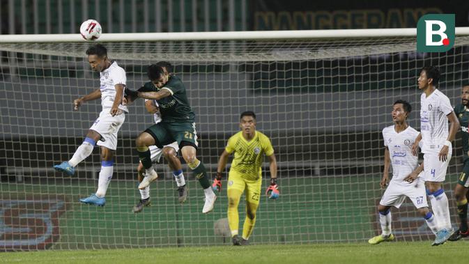 Bek Arema FC, Nur Diansyah, menyundul bola saat melawan Tira Persikabo pada laga Shopee Liga 1 di Stadion Pakansari, Bogor, Senin, (2/3/2020). Tira Persikabo takluk 0-2 dari Arema FC. (Bola.com/M Iqbal Ichsan)