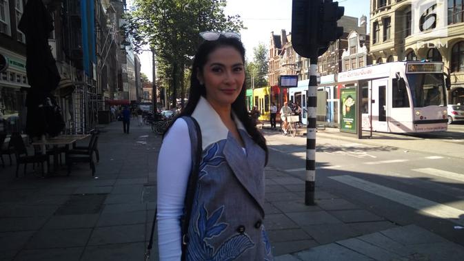 Maudy Koesnaedy saat diwawancara di Amsterdam,Belanda, Senin (27/7/2018).