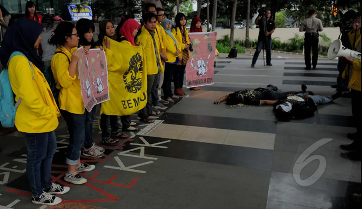Sejumlah mahasiswa melakukan aksi teaterikal drama pemberantasan korupsi di halaman gedung KPK, Jakarta, Kamis (5/3/2015). Aksi tersebut menuntut pemerintah untuk segera menghentikan kriminalisasi KPK (Liputan6.com/Faisal R Syam)