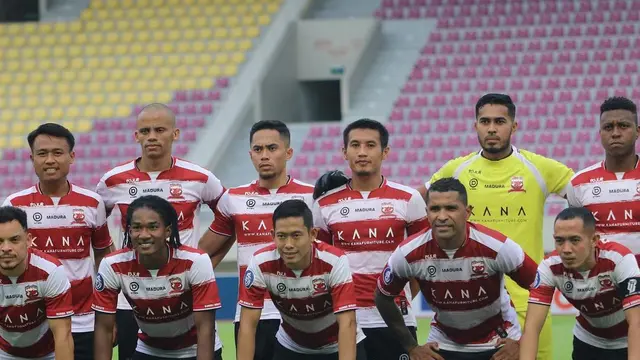 Gelandang Madura United, Ricki Ariansyah (kiri).
