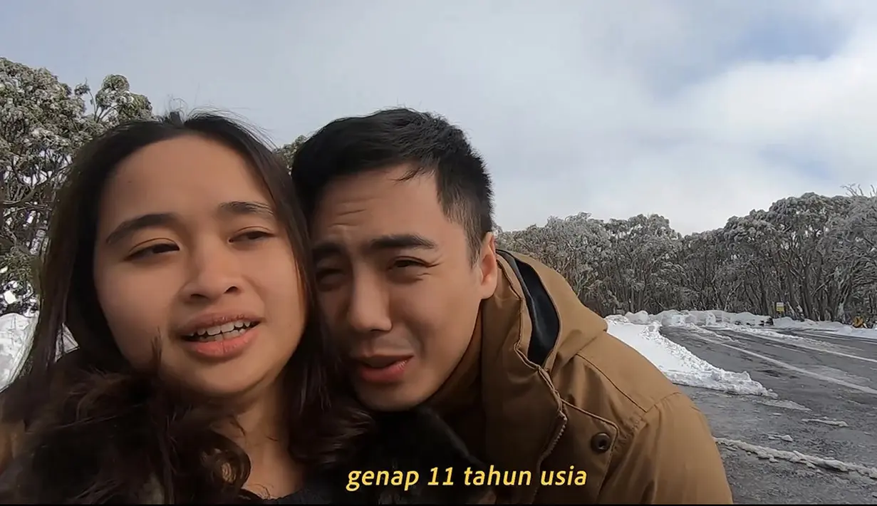 Gritte yang awalnya pandangan fokus ke handphone, mendadak tersenyum melihat sang kekasih memegang kotak biru dan menyodorkannya. [Instagram/gritteagathaa]