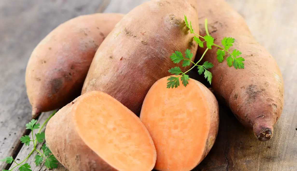 Ubi biasanya dikonsumsi dengan cara di goreng, direbus atau juga dikolak. Nutrisi serta vitamin yang terkandung pada ubi sangat dipercaya mampu meningkatkan stamina tubuh sekaligus membantu sistem pencernaan terjaga. (Istimewa)