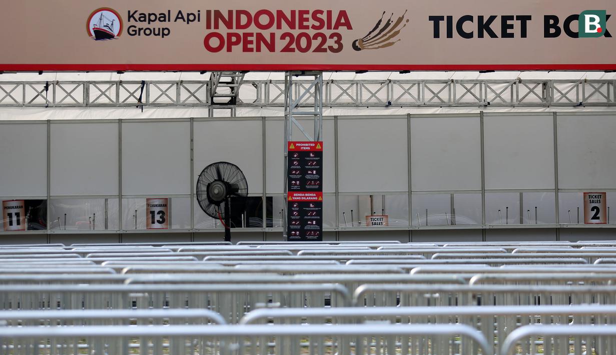 <p>Tiket Box di Istora Senayan menjelang Indonesia Open 2023 pada Senin (12/06/2023). Ketua Panpel Armand Darmadji mengungkapkan bahwa tahun ini akan menjadi edisi terakhir turnamen BWF Super 1000 tersebut di Istora Senayan sebelum dipindahkan ke arena yang lebih besar yakni Indoor Multifunction Stadium. (Bola.com/Bagaskara Lazuardi)</p>
