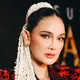 Saat premier film terbarunya, Luna Maya tampil dengan gaya rambut sanggul modern mengenakan ronce melati di rambutnya. [@snap.nuel/@claudianrh]