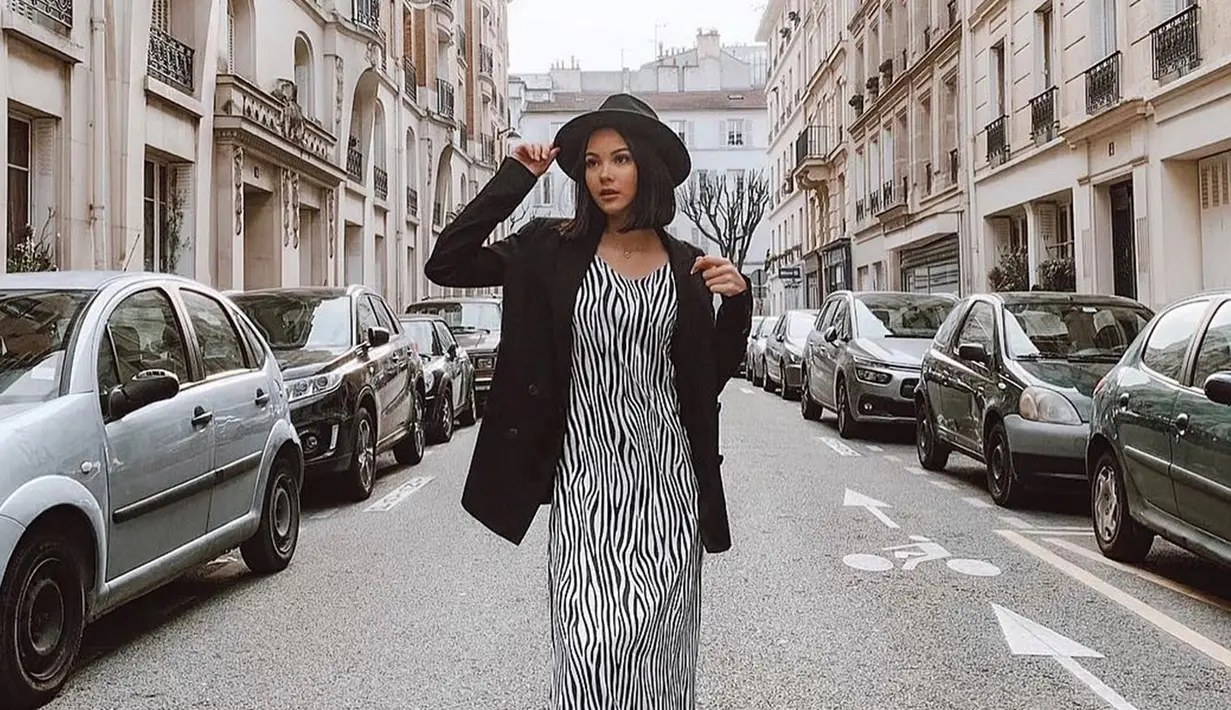 Kekasih dari Al Ghazali ini, kini tengah mengeyam pendidikan di bidang fashion di Paris, Prancis. Meski demikian, sesekali ia pulang ke Indonesia untuk bertemu dengan putra sulung dari Maia Estianty tersebut. (Liputan6.com/IG/alyssadaguise)