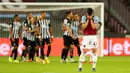 Pemain West Ham United, Declan Rice, tampak kecewa usai ditaklukkan Newcastle United pada laga Premier League di Stadion London, Minggu (13/9/2020). Newcastle United menang dengan skor 2-0. (Cath Ivill/Pool via AP)