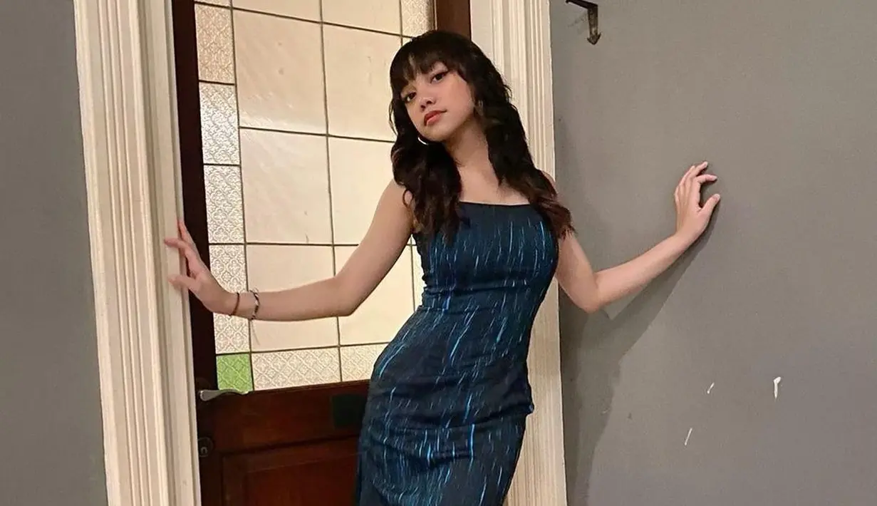 Untuk menghadiri sebuah acara yang lebih formal, Naura Ayu mengenakan strapless dress. Potongan yang lurus memberikan kesan jenjang di bagian kaki. Terlebih jika kamu mengenakan heels. (instagram/naura.ayu)