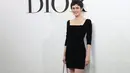 Maria Renata tampil anggun effortless dengan H-line mini dress dan flat shoes hitam. Dipadu dengan Dior Bobby East-West Bag seharga Rp60jutaan