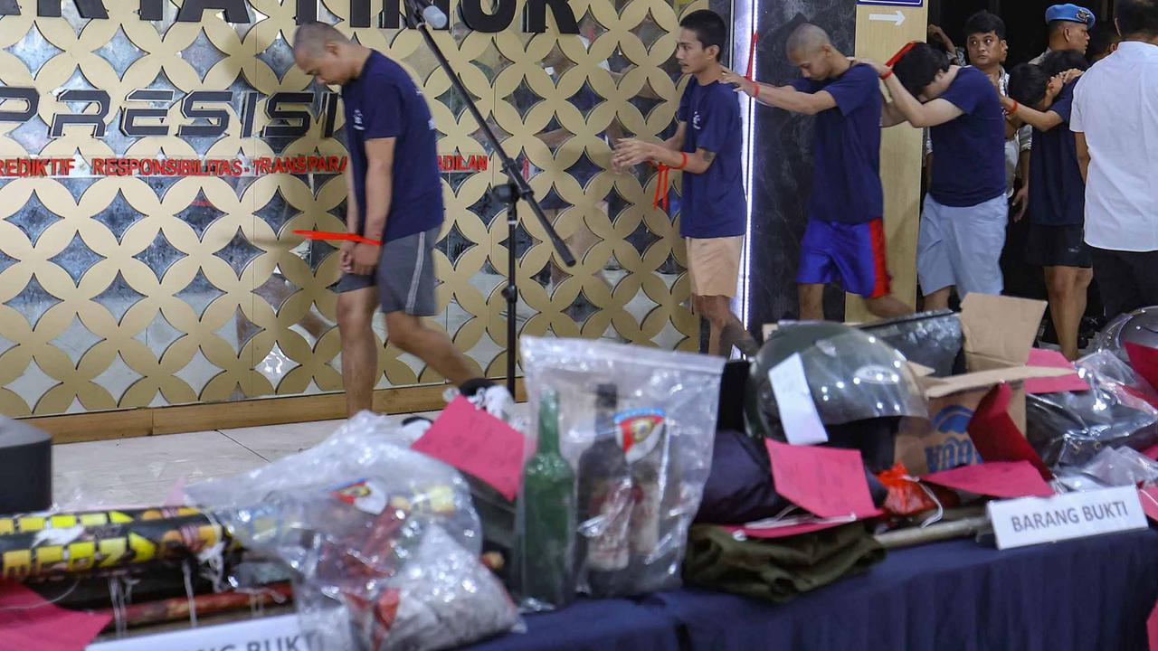 FOTO: Polisi Tetapkan 14 Tersangka Penyerangan Polres dan Polsek di Jakarta Timur