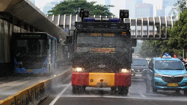Penyemprotan Jalan Sudirman - Thamrin